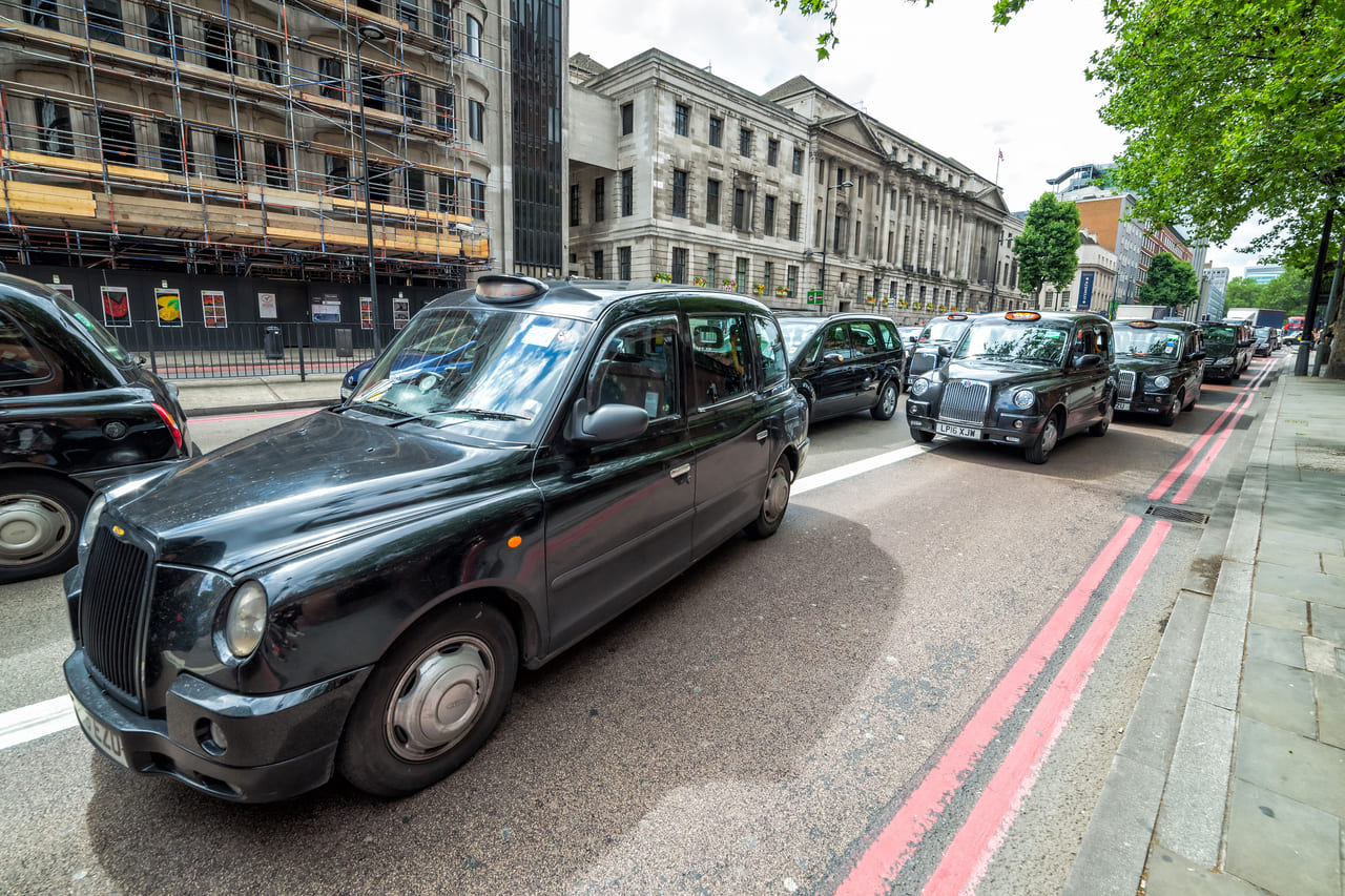 Exploring London's Iconic Sights by Taxi